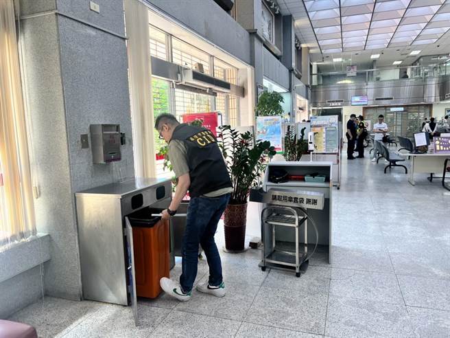 警方搜索有可能藏匿爆裂物的地點。（基隆市警察局提供／徐佑昇基隆傳真）