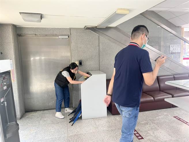 警方搜索可能藏匿爆裂物地點，最後證實虛驚一場。（基隆市警察局提供／徐佑昇基隆傳真）