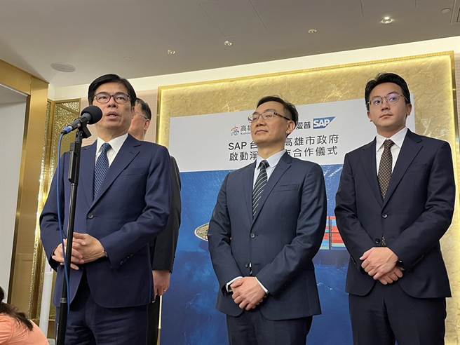 高雄市长陈其迈（左）今（18）日震怒痛批，非常要不得，此举妨碍社会公共秩序，他也要求警察局儘速追缉凶手破案。（柯宗纬摄）