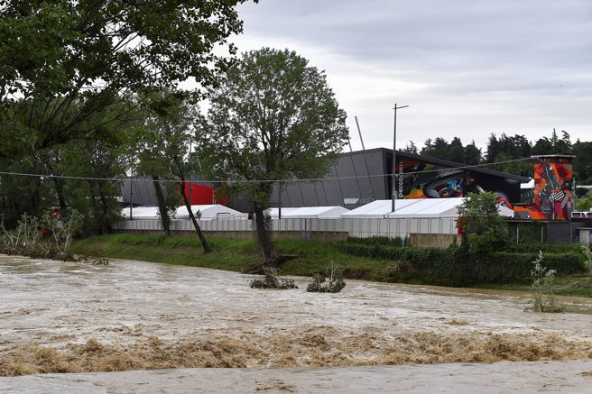 义大利艾米利-罗马那大区（Emilia-Romagna）两天来豪雨成灾，导致近24条河流溃堤，大片地区被淹没，数千名居民撤离。(图/路透社)