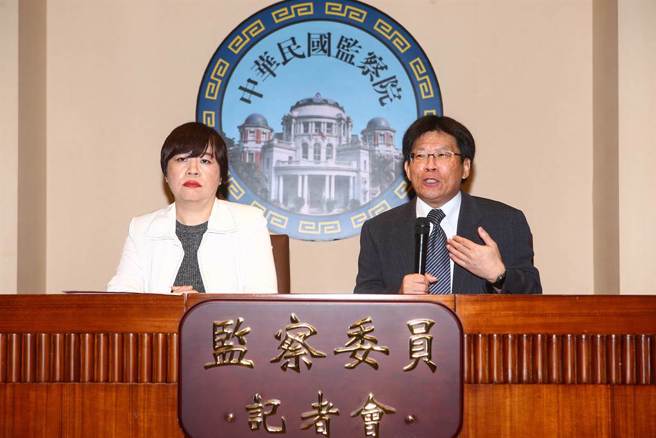 彰化少年小罗因做铁工遭雇主拘禁、残忍不人道对待，经监委叶大华（左）、高涌诚（右）调查，两人18日召开记者会，促请行政院督导各部会重视儿少职场安全，比照重大儿虐检讨机制，检视青少年劳动政策议题及进行本案检讨。（邓博仁摄）