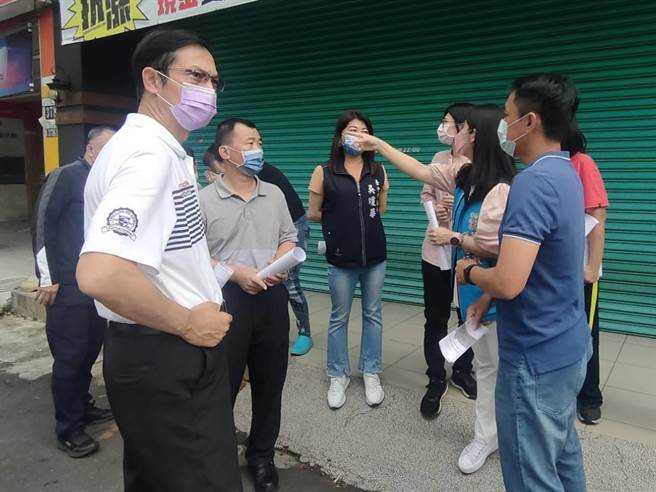台中乌日区中山路一段与兴祥街一带人、车流量多，台中市政府警察局乌日分局18日邀集相关单位会勘，讨论行人穿越线退缩、增设庇护岛等，维护民眾安全。（潘虹恩摄）