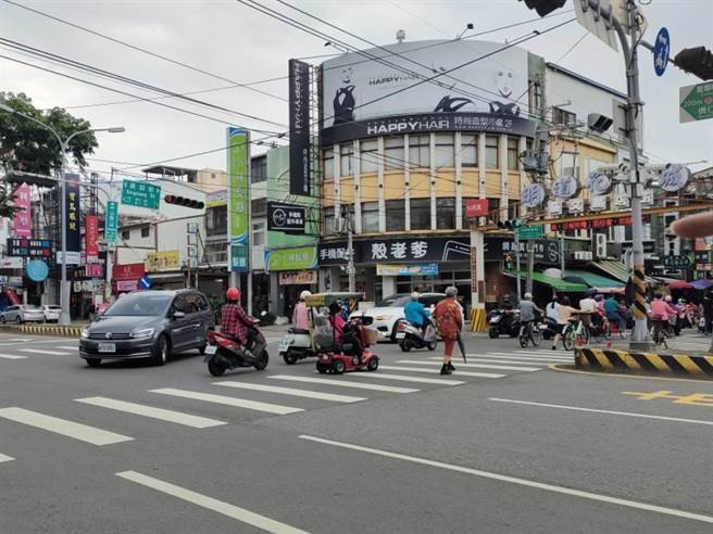 台中乌日区中山路一段与兴祥街邻近明道花园城、明道中学，是居民与学生通勤必经之路，人、车流量大。（潘虹恩摄）