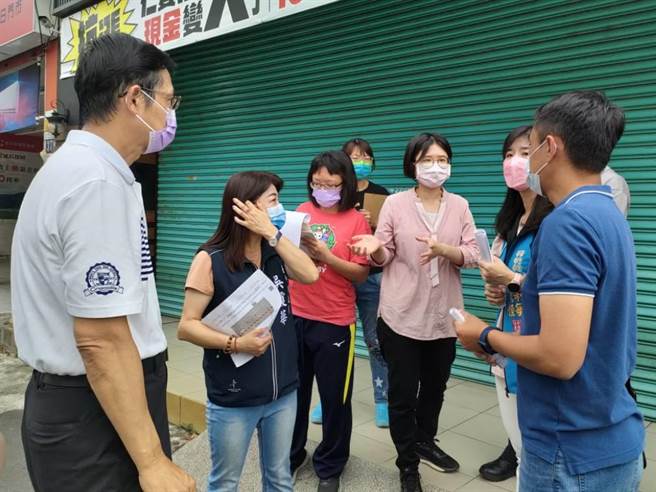 台中乌日区中山路一段与兴祥街一带人、车流量多，台中市政府警察局乌日分局18日邀集相关单位会勘，讨论行人穿越线退缩、增设庇护岛等，维护民眾安全。（潘虹恩摄）