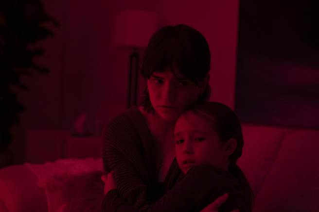 《鬼出櫃》兩個女孩在一幢維多利亞式的房子裡飽受惡魔摧殘，同時還得承受失去至親的痛苦。（二十世紀影業提供）