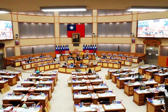 新北市议员黄淑君今质询时表示，新北市营建废物量产量居高不下，处理困难，呼吁市府推动「循环建筑」，让建筑物材料循环使用，降低污染成本。对此，工务局表示，市府会进一步研究，预计下半年提出鼓励方式。（蔡雯如摄）