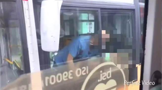 印姓男子在公車上毆打司機。（警方提供）