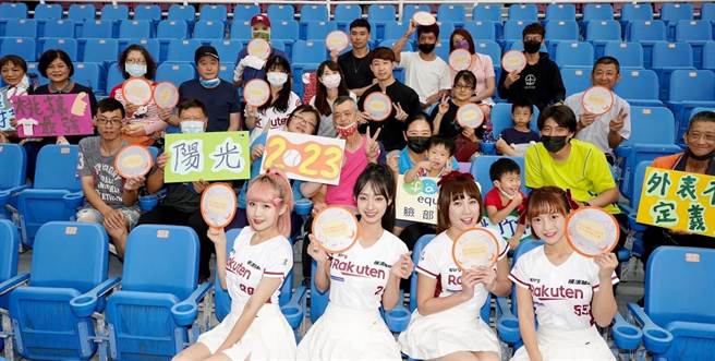 乐天桃猿响应脸部平权邀顏损朋友进场看球。(阳光基金会提供／吕筱蝉桃园传真)