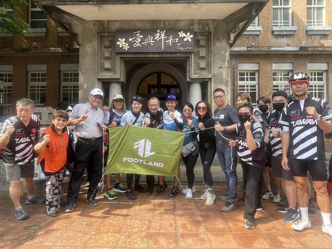 日本志水GPS跑者志水直树（左七）展开为期24天环台路跑，18日在前桃园县长吴志扬（左六）中坜老家前起跑。（吕筱蝉摄）