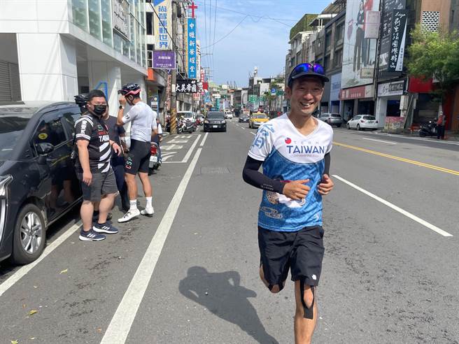 日本志水GPS跑者志水直树展开为期24天环台路跑，展现台日友好精神。（吕筱蝉摄）