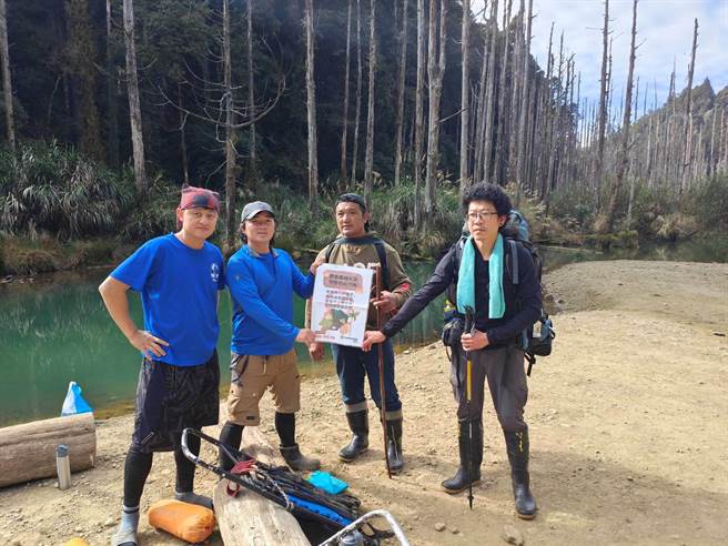 嘉义林管处同仁亦持续向山友宣导森林防火及山林保护观念。（嘉义林管处提供∕吕妍庭嘉义传真）