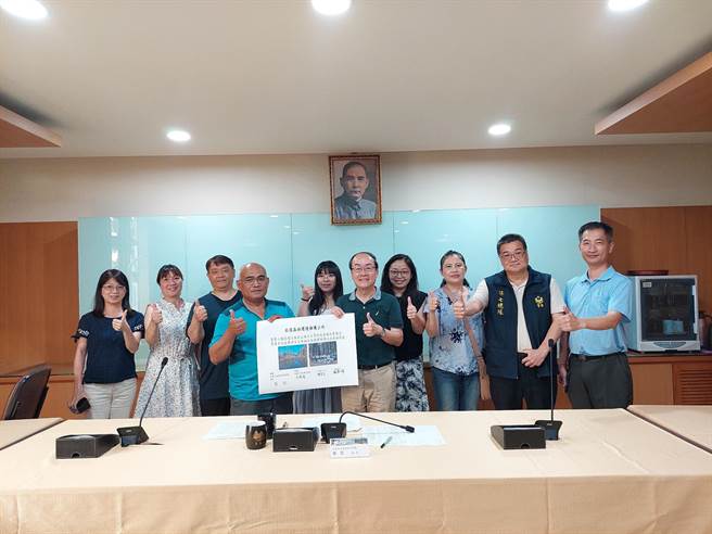 协作业者与嘉义林管处签署水漾森林环境维护公约，承诺遵守相关法规及无痕山林原则，共同维护山林环境。（嘉义林管处提供∕吕妍庭嘉义传真）