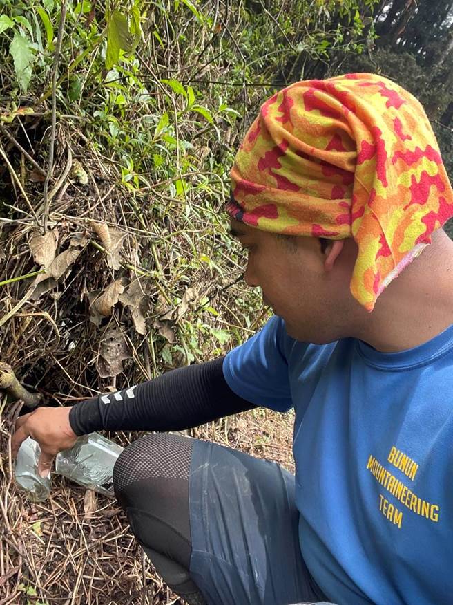 认养团体亦持续捡拾垃圾，期盼所有山友都能一同遵守无痕山林原则，维护美好山林环境。（嘉义林管处提供∕吕妍庭嘉义传真）