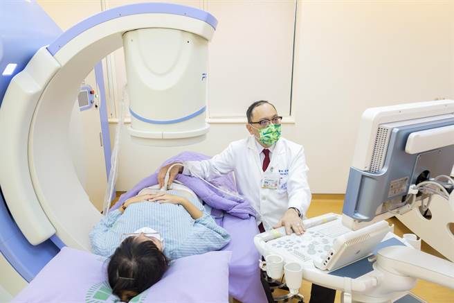 妇人子宫长两颗肌瘤，童综合实施无创海芙刀手术后已明显改善。（童综合提供）