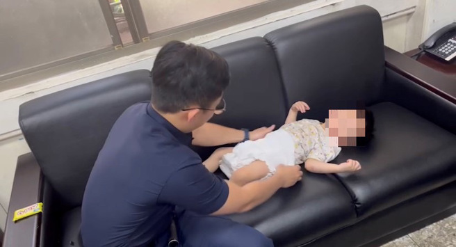 光屁屁小童街头閒晃！警变身「超级奶爸」沿路广播帮换尿布。(警方提供)