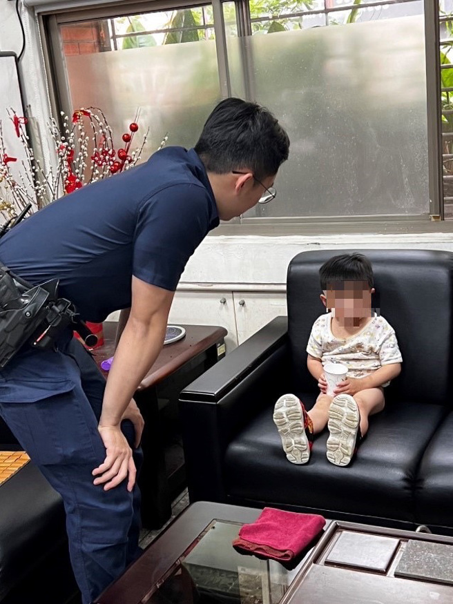 光屁屁小童街头閒晃！警变身「超级奶爸」沿路广播帮换尿布。(警方提供)