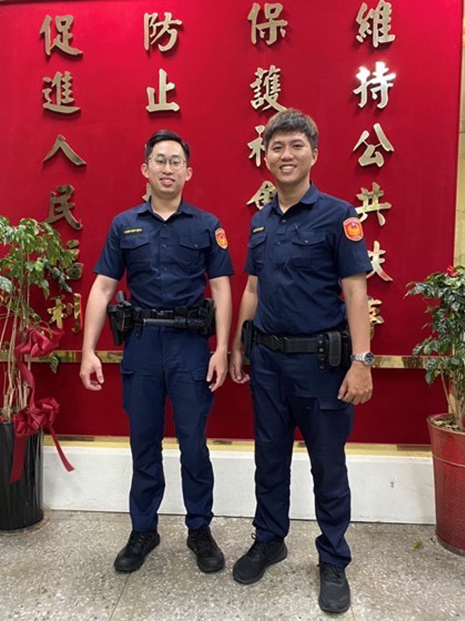 光屁屁小童街头閒晃！警变身「超级奶爸」沿路广播帮换尿布。(警方提供)