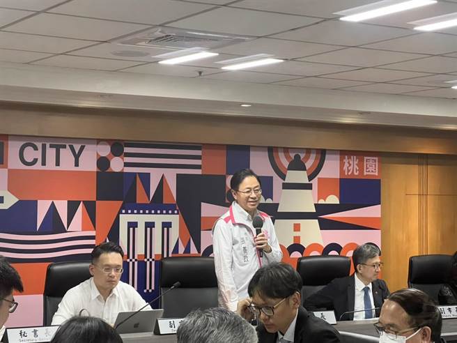 桃園市今天舉行市政會議，市長張善政讚許同仁主動處理問題並勉勵要持之以恆。（陳夢茹攝）