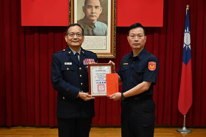 北斗警分局获得分局团体组第一名，北斗分局分局长吴咏杰代表领奖。(北斗警分局提供／吴建辉彰化传真)