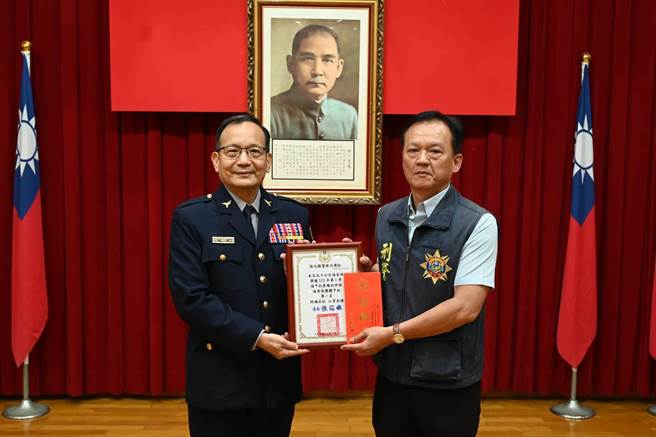 北斗分局侦查队在打击犯罪和维护社会安寧方面卓越的表现，也获得了侦查队组第一名，侦查队队长陈盈雅代表领奖。(北斗警分局提供／吴建辉彰化传真)