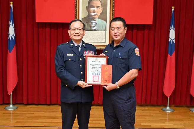 北斗派出所凭藉优秀的打击犯罪能力，也获得了第一名的好成绩，北斗派出所所长廖大雄代表领奖。(北斗警分局提供／吴建辉彰化传真)