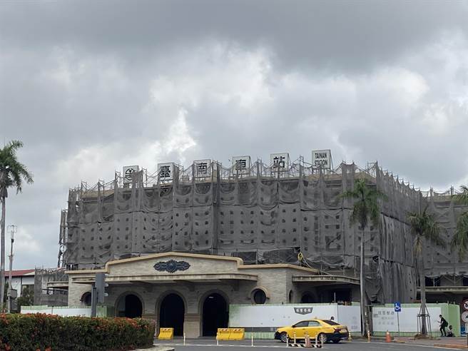 台南火车站犹如台南门面，从2017年底修復至今仍满布鹰架，立委郭国文怒轰台铁摆烂。（曹婷婷摄）