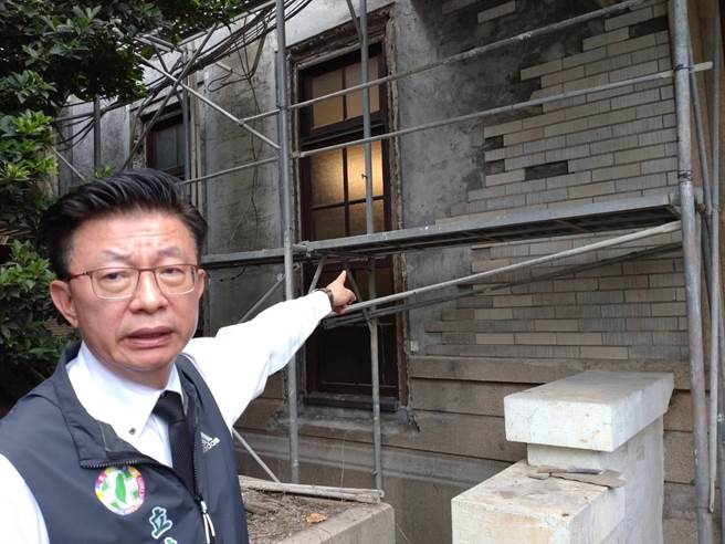 台南火车站去年传出修復重大疏失，目前修復进度停摆，立委郭国文今天邀中央官员现勘，怒轰台铁摆烂。（曹婷婷摄）