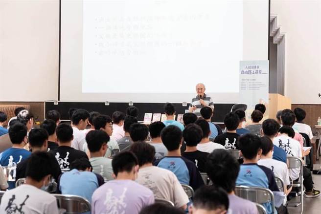 「2023人权故事车－自由路上」邀请台湾语言学专家、白恐受难洪惟仁讲述个人生命史，以及戒严时代对语言的禁锢。（国家人权博物馆提供）