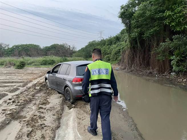 赵姓女子17日傍晚欲从台中大肚区的夫家开车返回娘家，因不熟路况使用导航指路，期间导航显示沿着防汛道路行驶可以缩段20分钟路程，未料开一开竟开进水路，卡在积水的泥泞中动弹不得。（乌日警分局提供／潘虹恩台中传真）