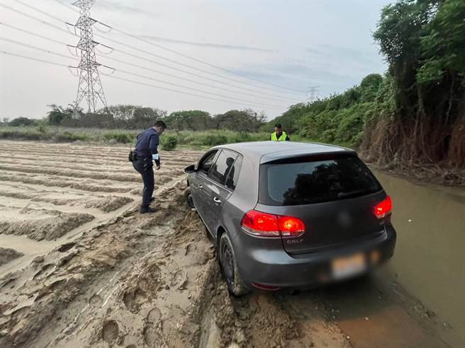 赵姓女子17日傍晚欲从台中大肚区的夫家开车返回娘家，因不熟路况使用导航指路，期间导航显示沿着防汛道路行驶可以缩段20分钟路程，未料开一开竟开进水路，卡在积水的泥泞中动弹不得。（乌日警分局提供／潘虹恩台中传真）