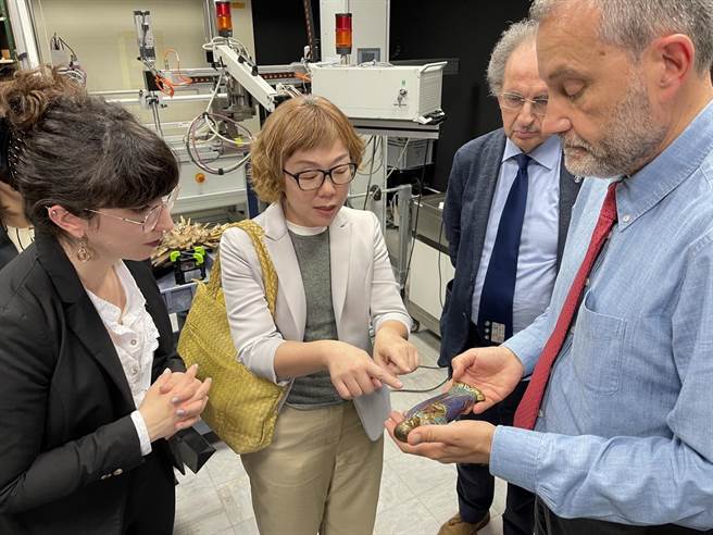 文化部次长王时思（左二）参访梵蒂冈博物馆修復室，期盼借镜馆方文物修復及保存的专业系统，让台湾在技术与人才培育上有更多的交流。（文化部提供）