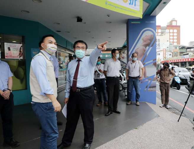 黄伟哲亲自至成功路与忠义路口视察，以严肃态度听取交通局、警察局对于本市行人穿越路口改善作为。(戴志扬翻摄)