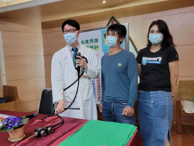 病患彭先生(中)歷经各种治疗，感谢医师吴佳宪(左)为他解决胆管炎问题。（蔡旻妤摄）