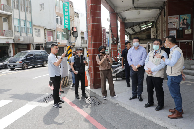 黄伟哲严厉要求工务单位尔后进行新辟道路或者既有道路更新时，应全面以人本交通进行设计与改善，以保障行人通行安全。(戴志扬翻摄)