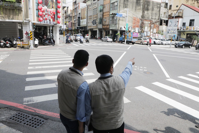 严厉要求工务单位尔后进行新辟道路或者既有道路更新时，应全面以人本交通进行设计与改善，以保障行人通行安全。(戴志扬翻摄)