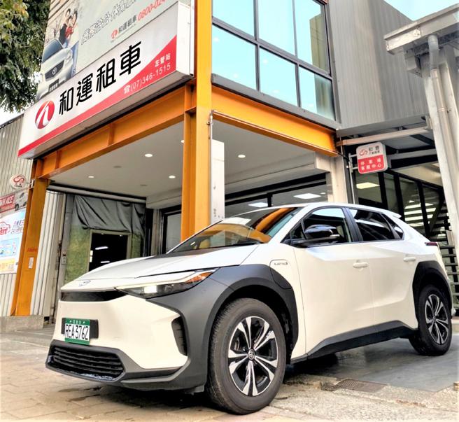 高铁假期携手和运租车推出台北总站、左营高铁站限定的bZ4X租车加五星饭店住宿方案。（和泰汽车提供）