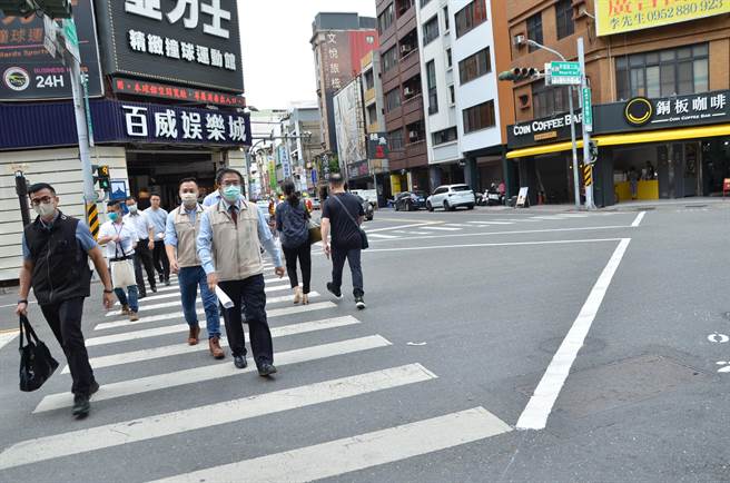 台南市长黄伟哲下午前往忠义路、民权路口检视行人专用时相。（台南市交通局提供／曹婷婷台南传真）