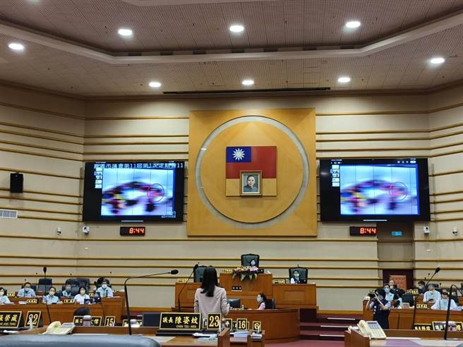 嘉义市议员戴寧今天在定期大会质询有国小女童在安亲班疑似遭同学霸凌，安亲班处理不当。（廖素慧摄）