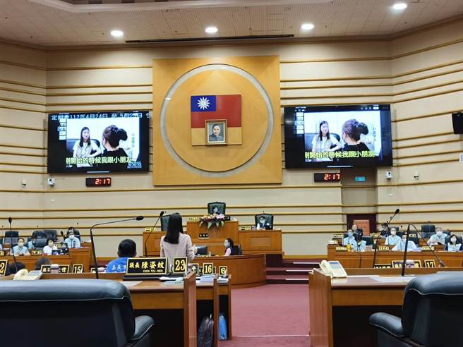 嘉义市议员戴寧今天质询有国小女童妈妈投诉，女儿在安亲班疑遭霸凌。（廖素慧摄）