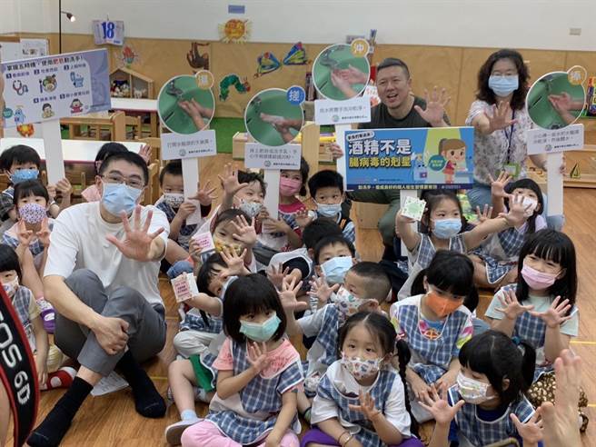 ▲基隆市长谢国梁（左）与仁爱国小附幼小朋友一起宣导洗手预防肠病毒。（徐佑升摄）