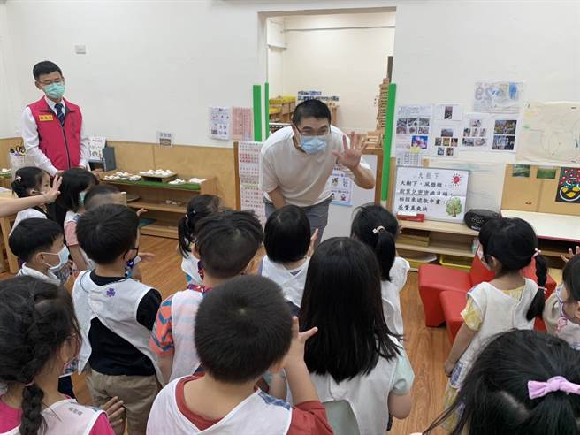 ▲基隆市长谢国梁与小朋友一起透过洗手歌宣导洗手五步骤。（徐佑升摄）