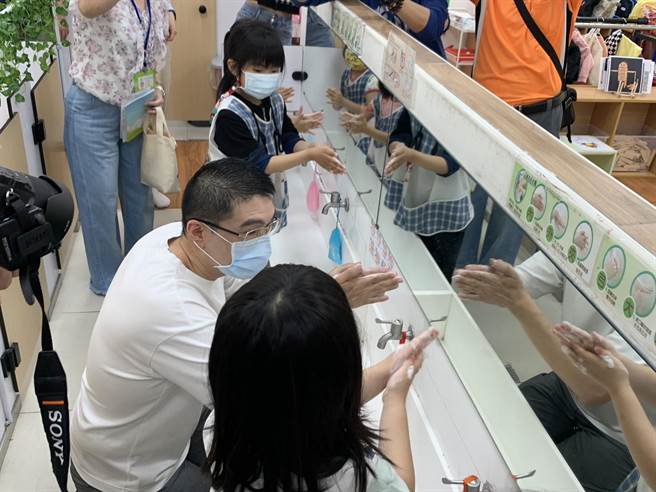 ▲基隆市长谢国梁与小朋友一起洗手，谢表示小朋友洗得比大人还仔细，可以回家和家人宣导。（徐佑升摄）