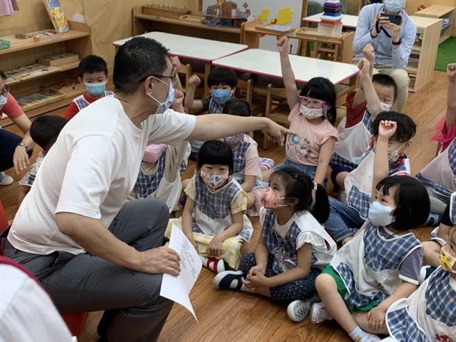 ▲谢国梁与小朋友进行有奖徵答，加深正确洗手观念。（徐佑升摄）