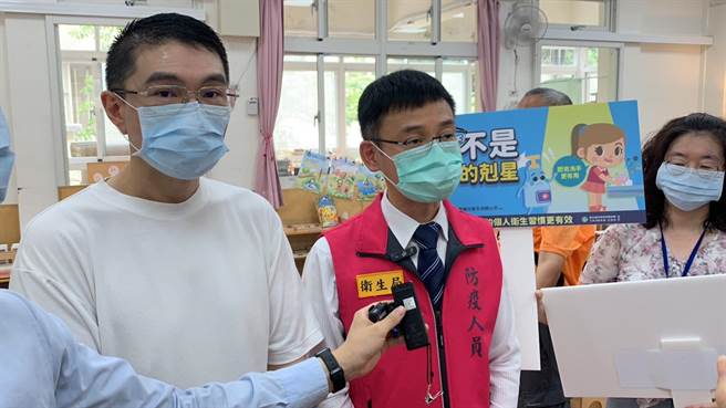 ▲基隆市卫生局长张贤政（中）表示，基隆市肠病毒病例与近三年相比有攀升趋势，请家长务必要注意小朋友健康情形。（徐佑升摄）