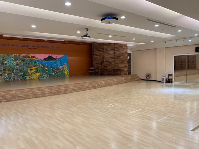 南湖国小将消毒灯及UV-C上层空气净化设备特意安装于演奏厅内，举办表演或是年级活动学童在台上表演时，可有效降低病菌传播。(戴志扬翻摄)