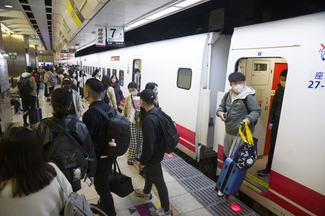 图为民眾连假搭乘火车出游。（资料照,杜宜谙摄）