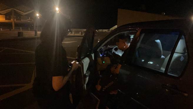 桃园市一名男子与家人吵架后，直奔永安渔港海边散心，家人联络不上担心发生意外，报警请求协助。（翻摄照片／蔡明亘桃园传真）