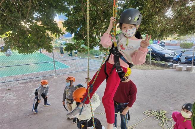 中华大学创新产业学院携手新竹地方新创公司首度推出暑期夏令营，课程设计以各式运动和探索冒险体验为主题，将整个校园都当成学生的游乐场。（中华大学提供／王惠慧新竹传真）