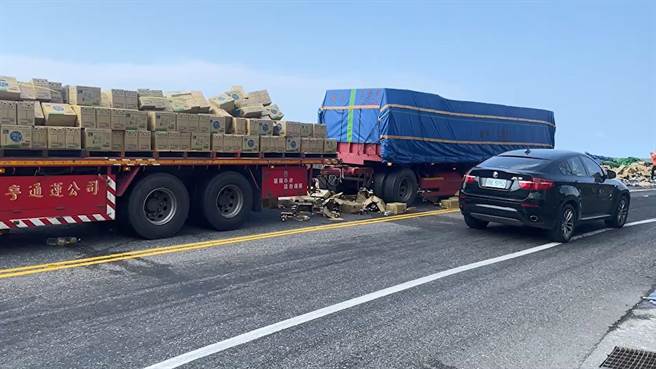 新北市瑞芳区水湳洞路段的台2线滨海公路发生联结车货物未綑扎确实，导致饮料散落路面。（翻摄画面／张志康新北传真）