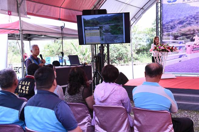 工程顾问公司跟现场地方各界说明新建「竹林桥」工程作业。（花莲县府提供／王志伟花莲传真）